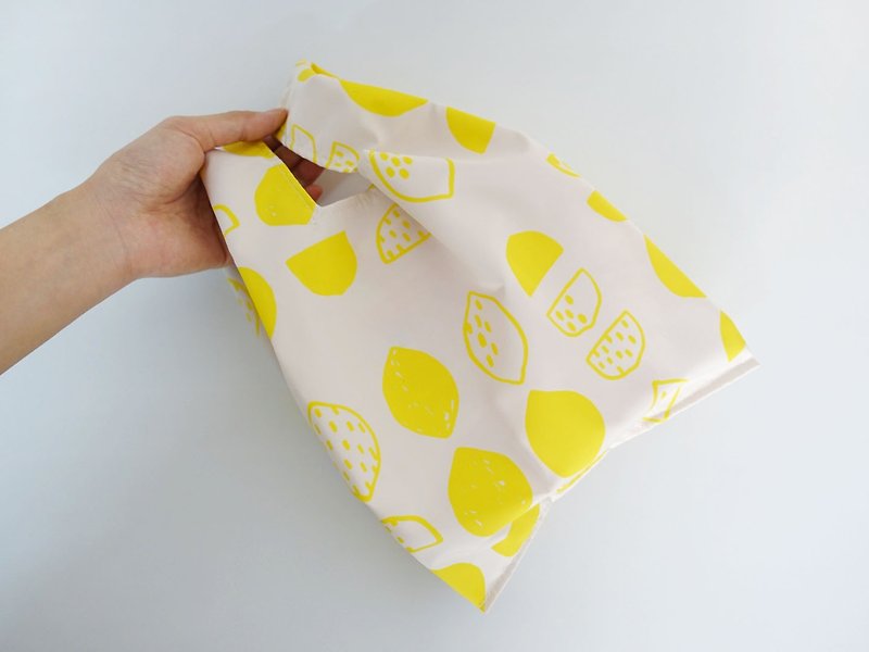 Eco-friendly small shopping bag drink food bag lemon - กระเป๋าถือ - วัสดุกันนำ้ สีเหลือง