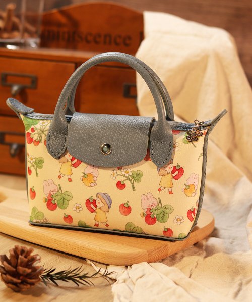 Flower shop 花兒說 手作 handmade 夏日輕巧牛皮拼布餃子包 草莓女孩