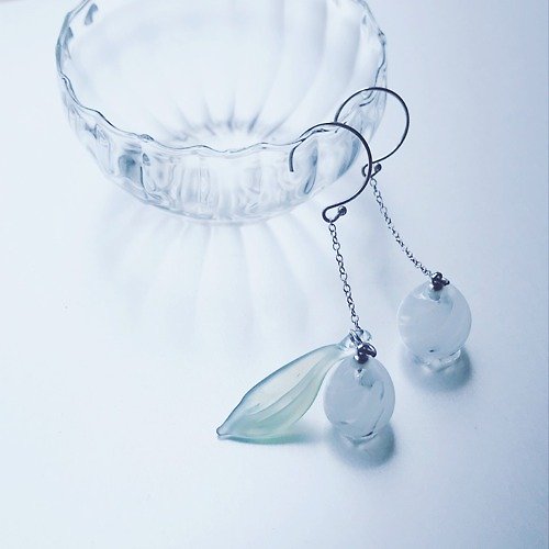 Sq glass Suzuran long chain Earring white / SV