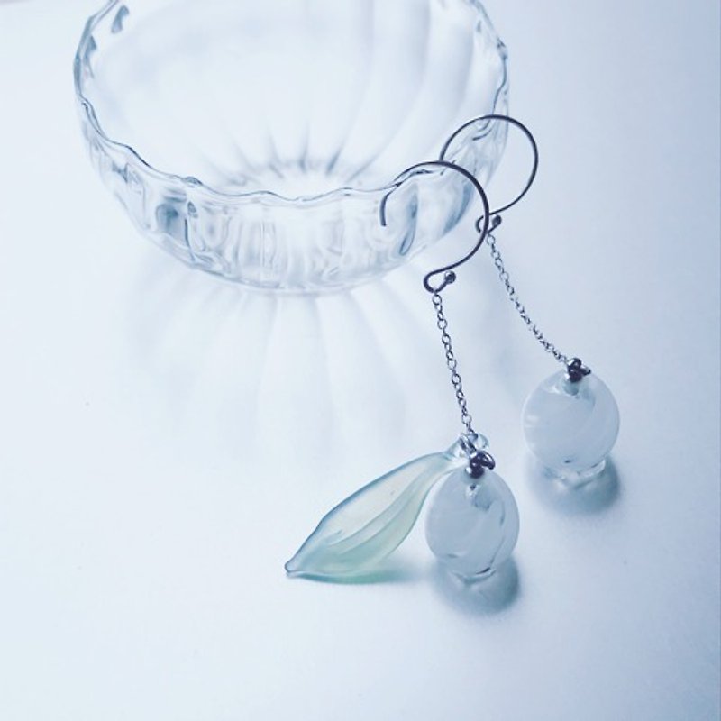 Suzuran long chain Earring white / SV - Earrings & Clip-ons - Glass 
