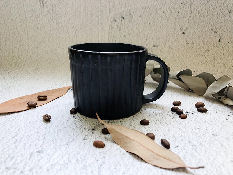 Japanese-style simple dumb black mug - Mugs - Pottery 