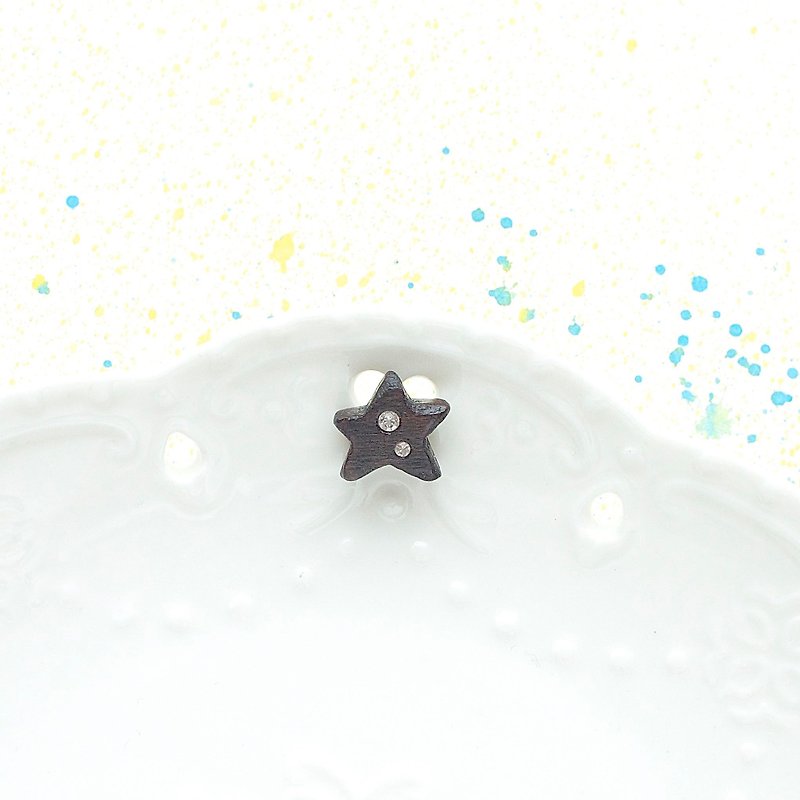 Star wooden earring ( 925 sterling silver studs) one per - ต่างหู - ไม้ สีนำ้ตาล