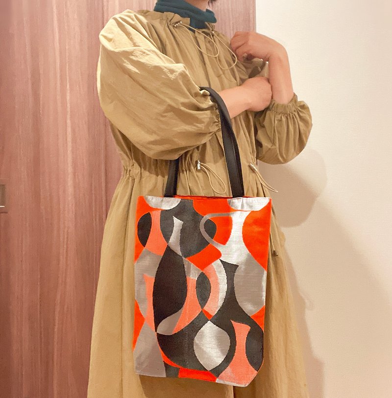 2023 Kimono Weaving Tote Bag / Antique Kimono Cloth Wavy Geometry - กระเป๋าแมสเซนเจอร์ - ผ้าไหม หลากหลายสี