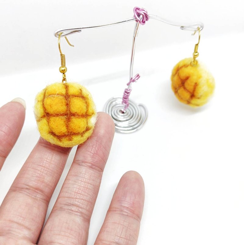 Pork wool felt aluminum Clip-On earrings - ต่างหู - ขนแกะ สีเหลือง