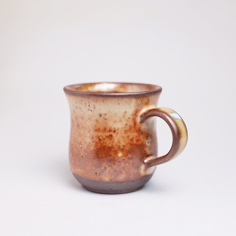 明芽窯 l 柴燒志野把杯 酪梨型 橘紅 閃焰黑子 咖啡杯 陶杯 H7 - 咖啡杯/馬克杯 - 陶 橘色