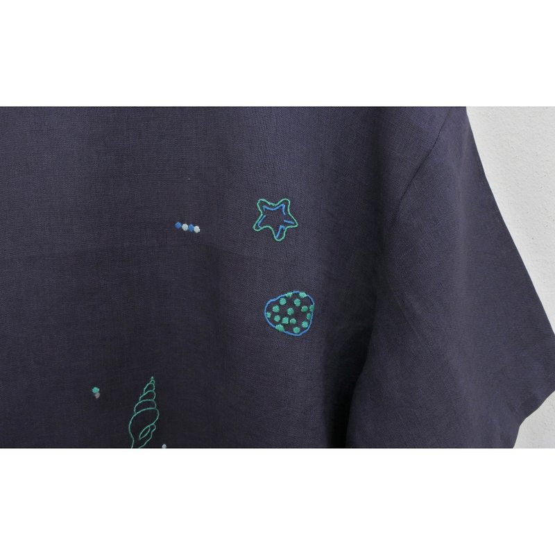 Embroidery | Linen | Round neck shirt, short sleeves, dark blue - 女上衣/長袖上衣 - 棉．麻 藍色
