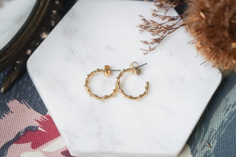 【Sunday】Golden volume shaped small hoop earrings - Earrings & Clip-ons - Other Metals Gold