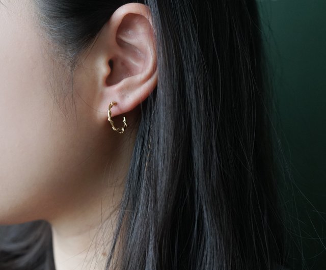 Sunday】Golden volume shaped small hoop earrings - Shop sunday