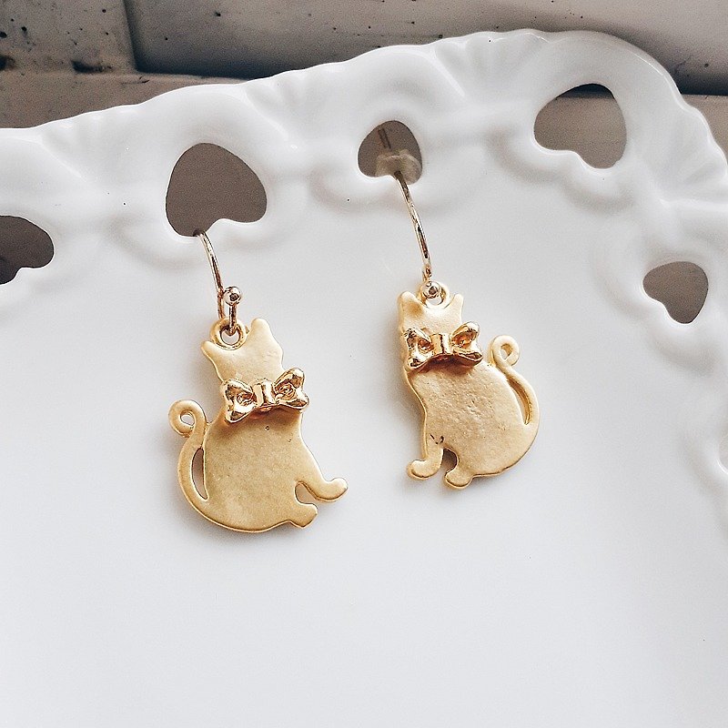 Earrings bow tie kitten matte gold can be changed to clip-on style - ต่างหู - วัสดุอื่นๆ สีทอง