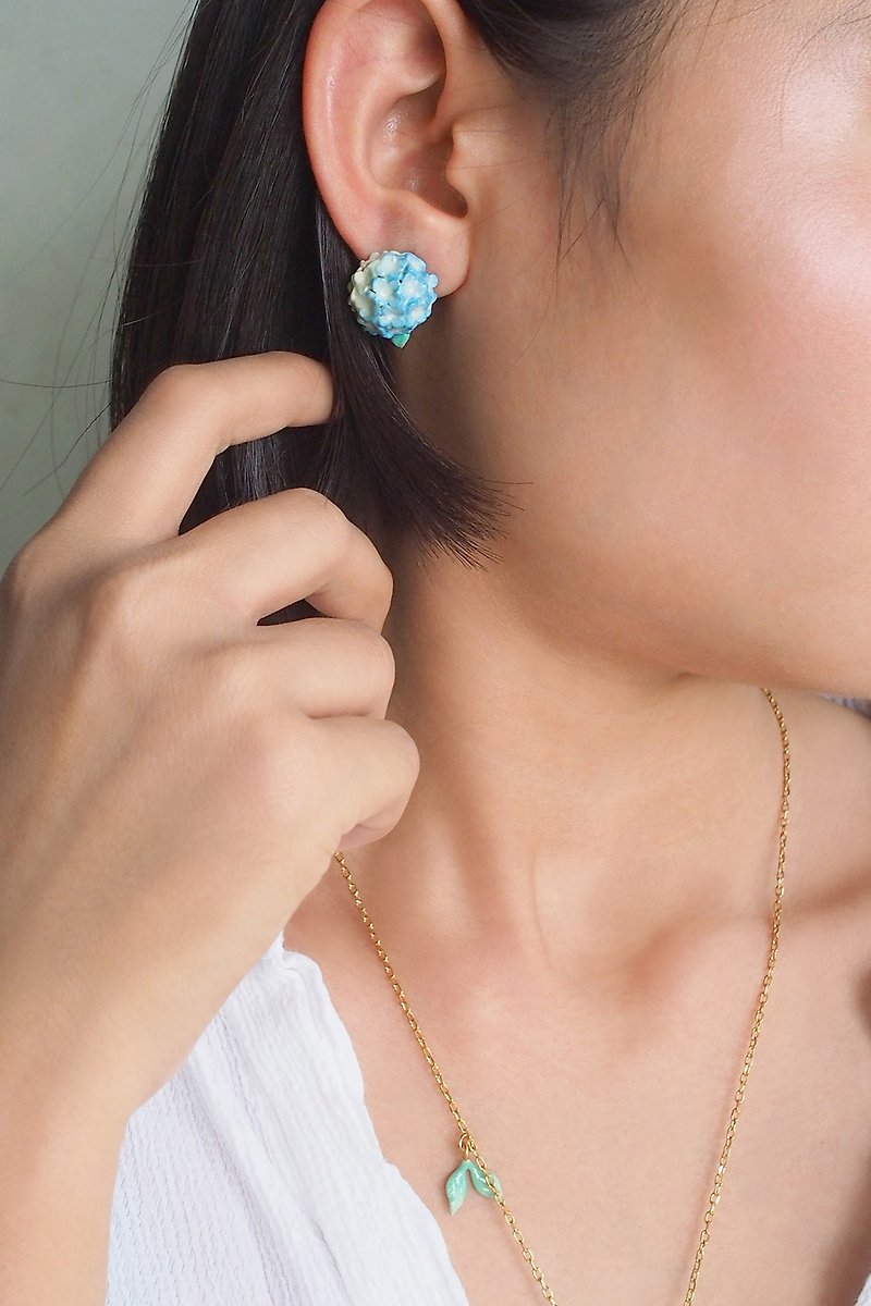 Blue Hydrangea Earrings, Stud Earrings, Flower Earrings. - ピアス・イヤリング - 金属 ブルー