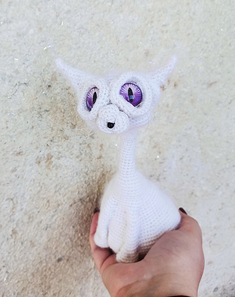 白猫に紫の目 - 人形・フィギュア - 刺しゅう糸 ホワイト