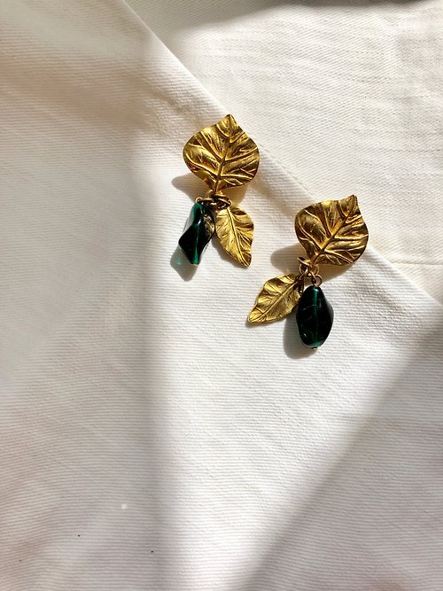 BOITE LAQUE Vintage Gold-Leaf Green Gemstone Drop Earrings
