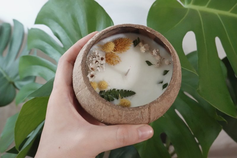 [Handmade Experience] Coconut Shell Dried Flower Essential Oil Fragrance Candles, Free Drinks for One Person in Group Taipei - เทียน/เทียนหอม - ขี้ผึ้ง 