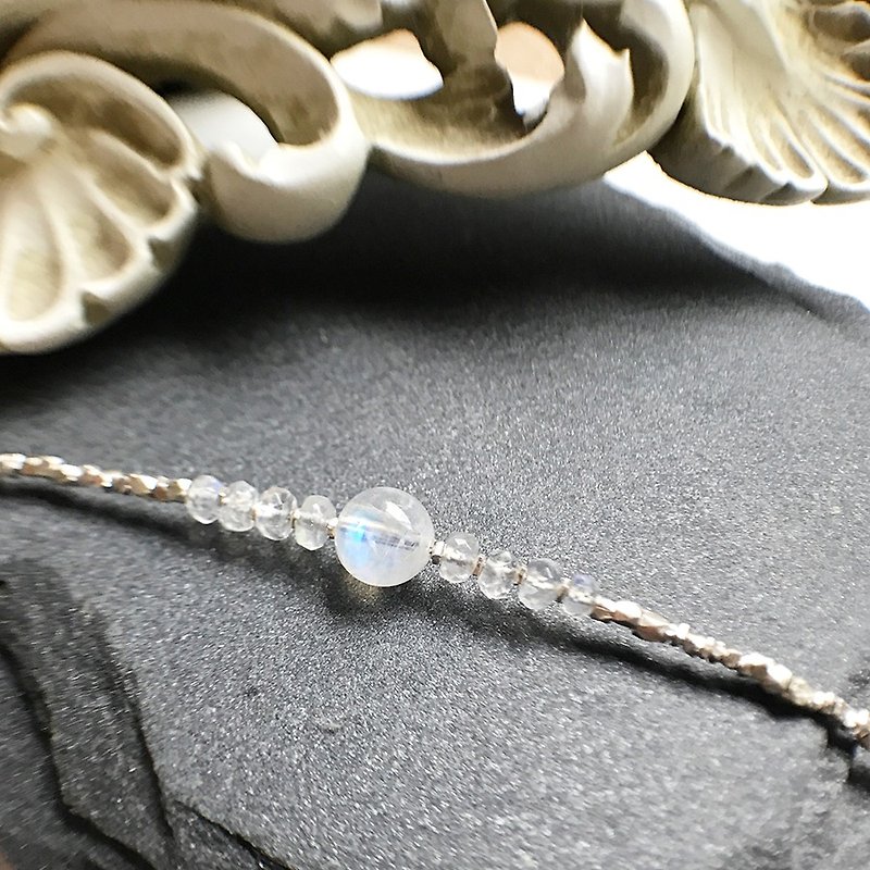 Bubble _ broken pieces of silver bracelet Moonstone - สร้อยข้อมือ - เครื่องเพชรพลอย สีเงิน
