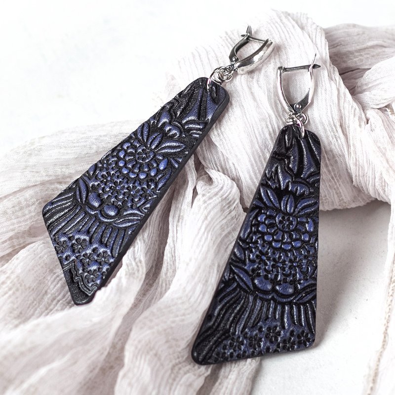 Black Violet Leather Earrings, Lightweight Women's Earrings, Floral Pattern - ต่างหู - หนังแท้ สีดำ