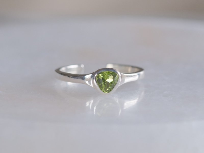 Peridot triangle ring　ペリドット　トライアングルリング　天然石グリーン　シルバー　三角 - 戒指 - 寶石 綠色