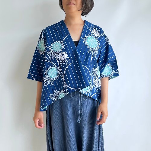 kawamura-sewing 【1点もの】縦づかいのワイドプルオーバー -浴衣地 青に水色の花 & 浴衣地 白地に黒細線の格子と青の絣柄