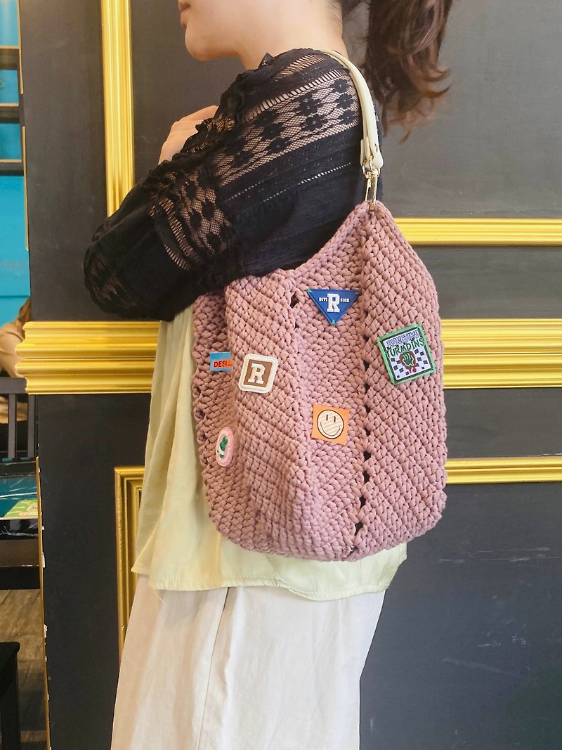 Handwoven patchwork basket bag - กระเป๋าถือ - ผ้าฝ้าย/ผ้าลินิน สีกากี