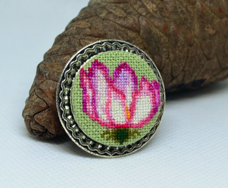 粉色花朵刺繡胸針十字繡自然首飾送給她的精美禮物 - 胸針 - 繡線 粉紅色