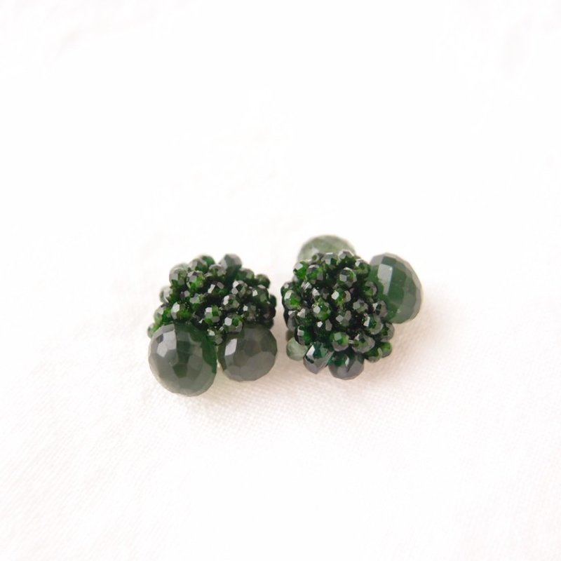 【天然石刺繍  ピアス】 Green Sandstone × Serpentine × Chromediopside - 耳環/耳夾/耳骨夾 - 寶石 綠色