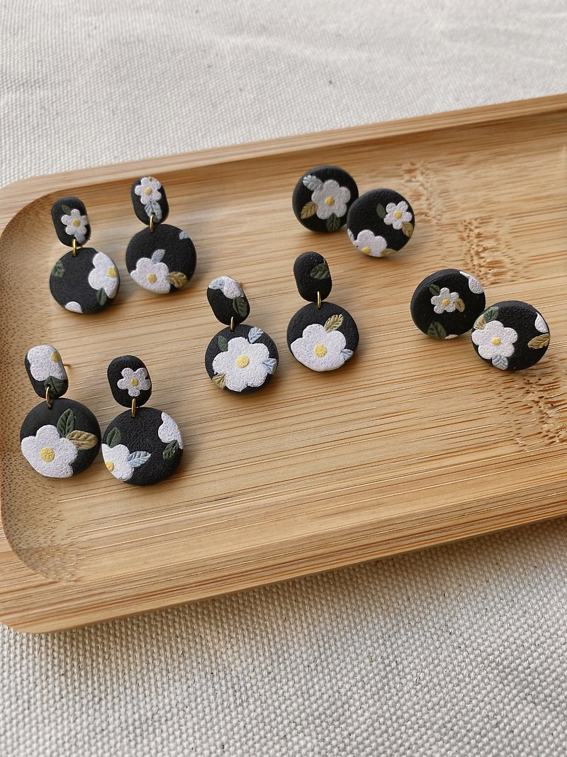 軟陶耳環 | 日系磨砂復古白花,組合系列,款式隨機出貨 - 耳環/耳夾 - 黏土 黑色