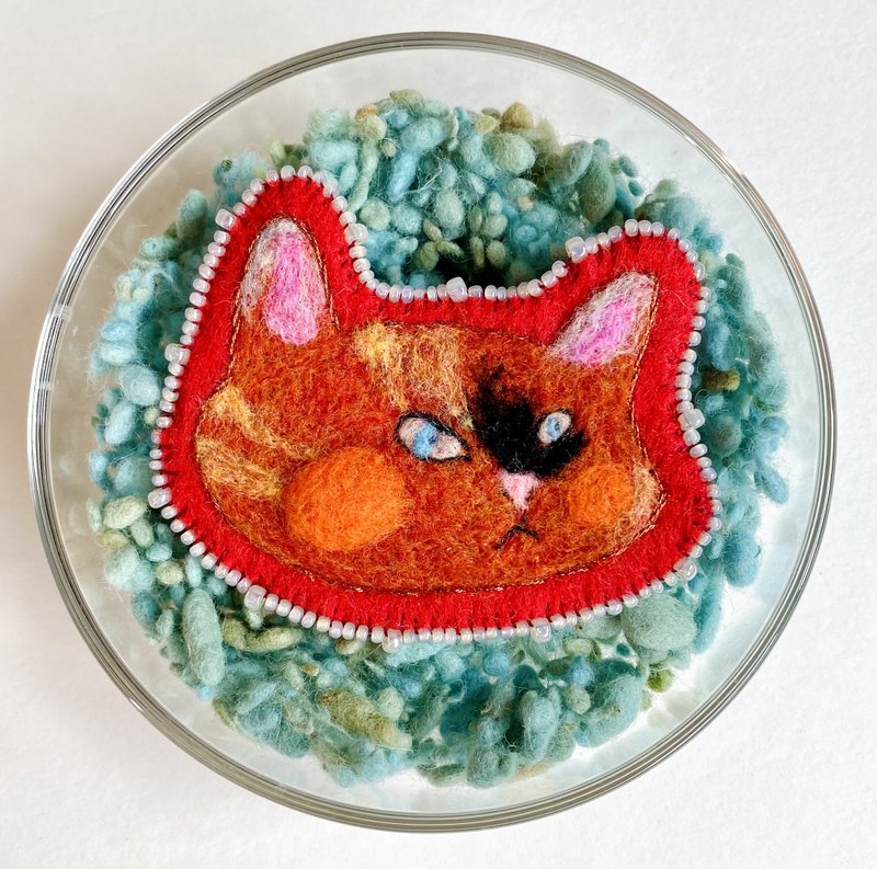 Wool felt embroidered brooch brooch [Fun and Weird Cat Series] 18 - เข็มกลัด - ขนแกะ สีแดง