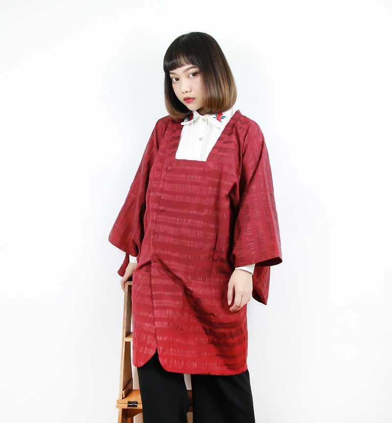 Back to Green Japan back to the line Ruby red half embossed vintage kimono KD-19 - เสื้อแจ็คเก็ต - ผ้าไหม 
