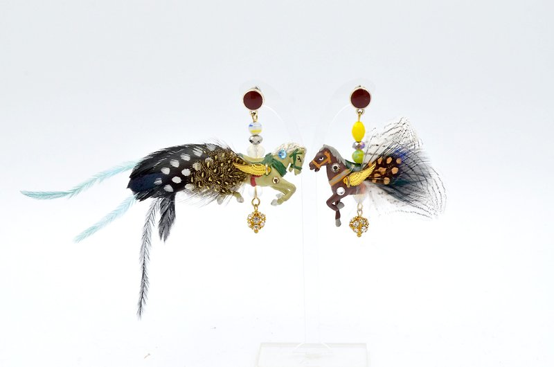 TIMBEE LO Flying Carousel Feather Wings Embossed Crystal Earrings Custom - ต่างหู - วัสดุอื่นๆ สีเหลือง