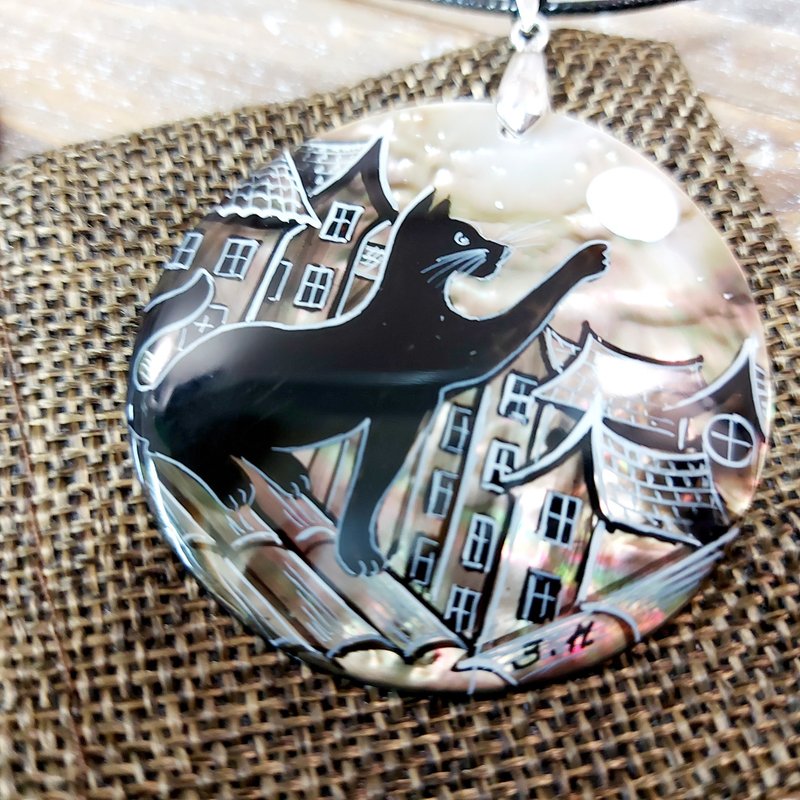 Pearl pendant necklace with Cat playing with moon at night, handmade jewelry - สร้อยคอ - เปลือกหอย สีดำ