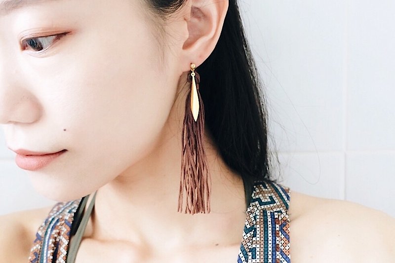 [endorphin] hand dyed gradient tassel brass earrings (Cocoa) - Earrings & Clip-ons - Cotton & Hemp Brown