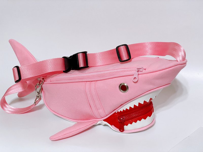 Pink Shark Childlike 3D Shark Crossbody Bag - กระเป๋าแมสเซนเจอร์ - ผ้าฝ้าย/ผ้าลินิน สึชมพู