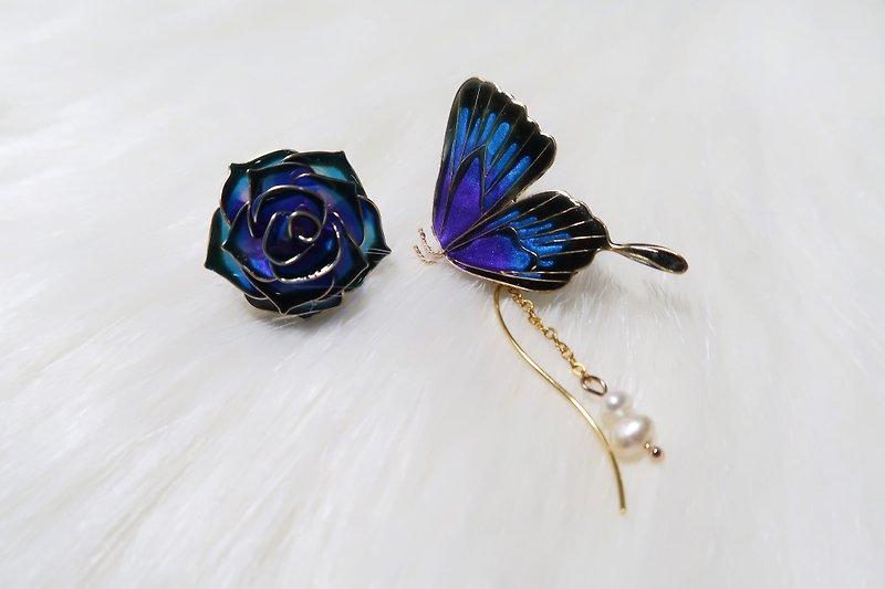 Miss Paranoid Paranoia Rose and Peacock Blue Purple Swallowtail Butterfly Earrings 925 Silver Needle - ต่างหู - เรซิน สีน้ำเงิน