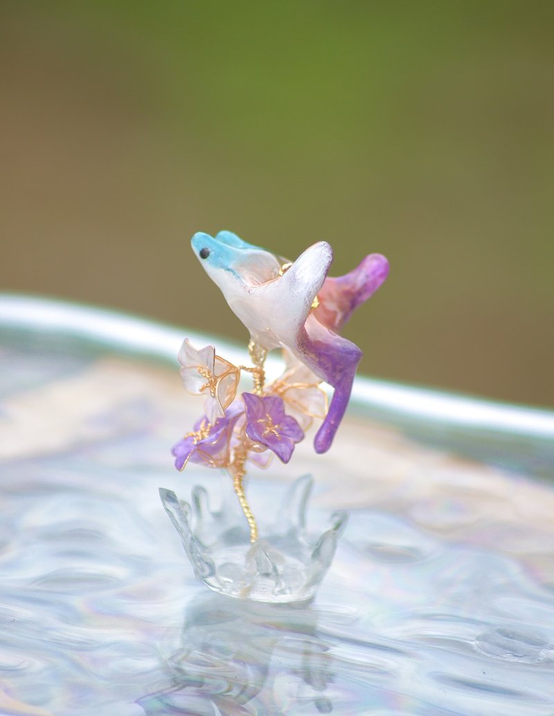 【一躍知秋飛高高】魟魚 × 桔梗 不對稱水晶花耳環(售完不補) - 耳環/耳夾/耳骨夾 - 樹脂 多色