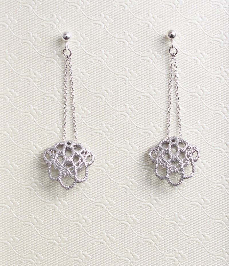 Lace hollow three-dimensional shell shape earrings handmade 925 sterling silver drape needle type - ต่างหู - เงินแท้ สีเงิน