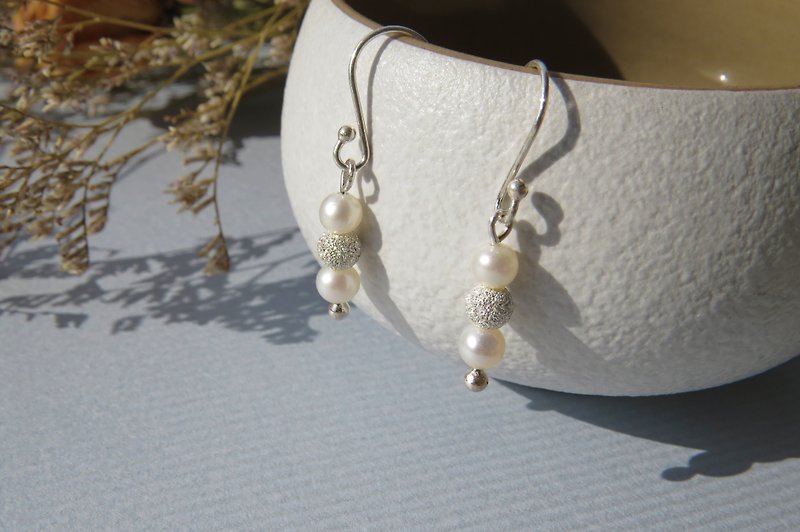 Small fresh series / pearl bright sand earrings / 925 Silver - Earrings & Clip-ons - Other Metals White