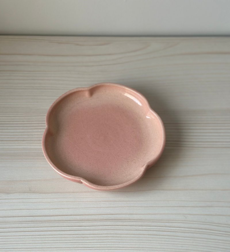 Handmade ceramic pink petal plate 2 - จานเล็ก - ดินเผา สึชมพู