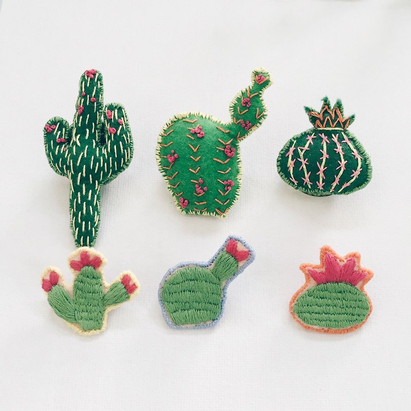 วัสดุอื่นๆ เข็มกลัด สีเขียว - Cactus hand embroidery brooches