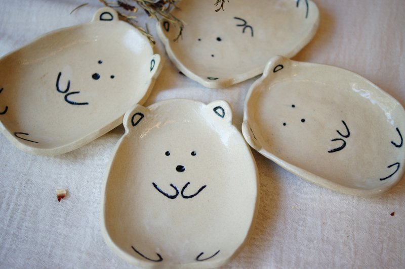 手捏白熊小圓皿  L10cm 醬料碟 漬物碟  小菜碟 碟子 飾物盤 - 碟子/醬料碟/醬油碟 - 陶 咖啡色