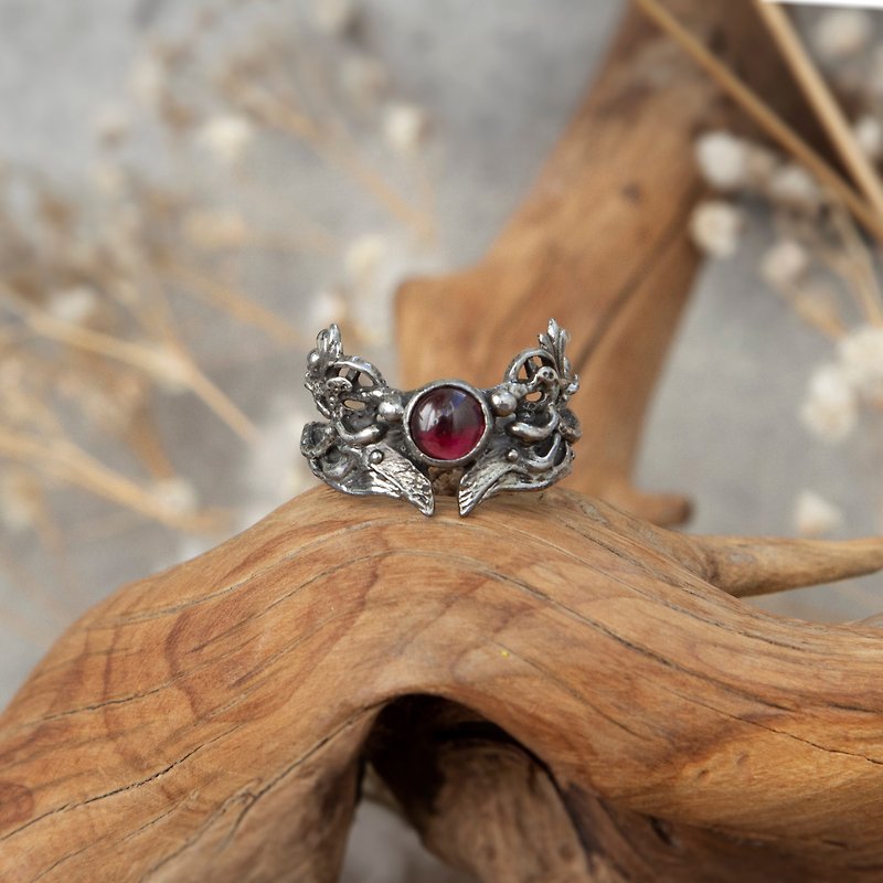 Sterling silver boho elven woman's ring with natural red garnet - แหวนทั่วไป - เงิน สีแดง