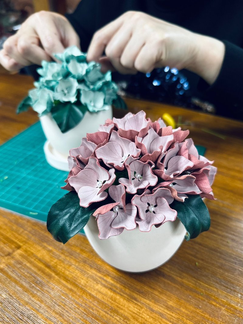 【客製化母親節禮物】皮革繡球花小盆栽體驗課程【一人成班】 - 皮件/皮革 - 真皮 