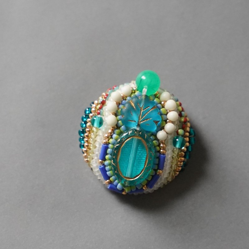 Very light and chatty brooch 51 Beaded embroidery brooch Colorful Clear Blue Green One of a kind - เข็มกลัด - แก้ว สีน้ำเงิน