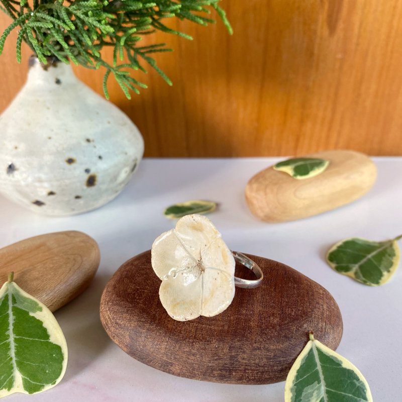 Flower Ring/ Ceramic / jewelry - 戒指 - 陶 白色
