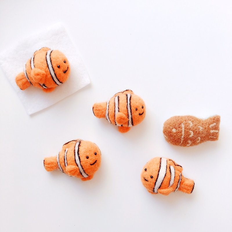 Clownfish-Wool Felt Magnet Pin - เข็มกลัด - ขนแกะ สีส้ม