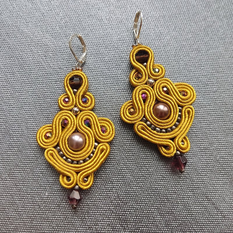 金耳環 Long dangle earrings, beaded embroidered soutache earrings - 耳環/耳夾 - 其他材質 金色