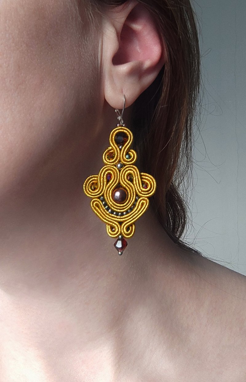 金耳環 Long earrings, beaded earrings, soutache embroidery - 耳環/耳夾/耳骨夾 - 其他材質 金色