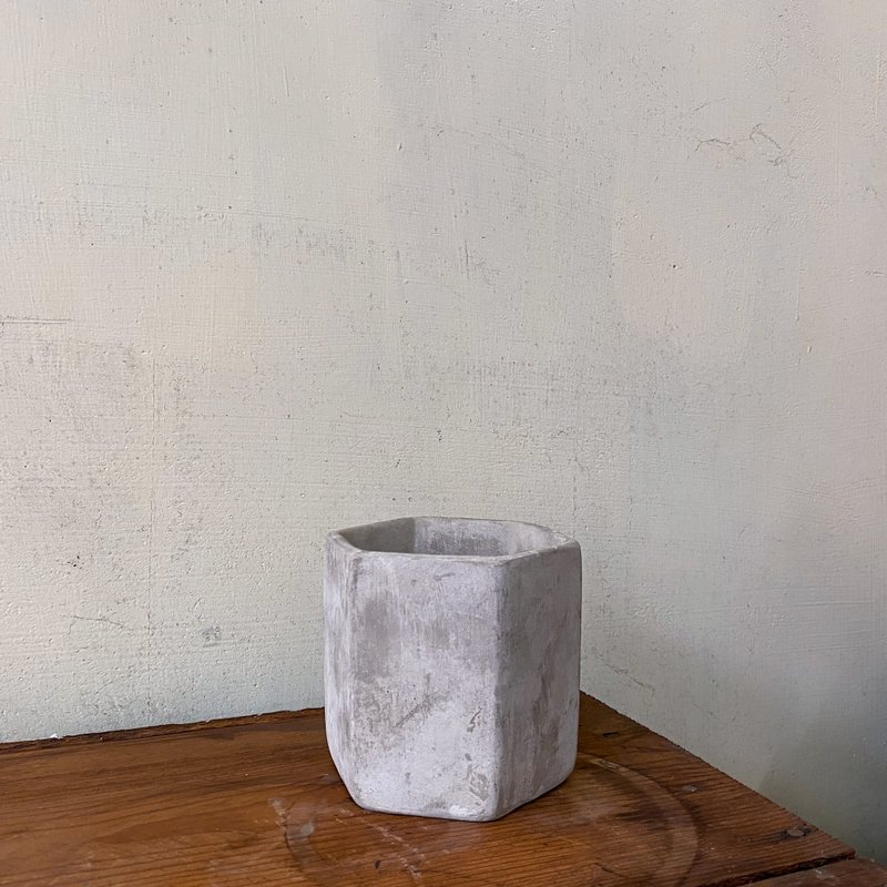 【Pot】 Cement hexagonal column pot (10.5cm*10.5cm*10.5cm) - เซรามิก - ปูน 