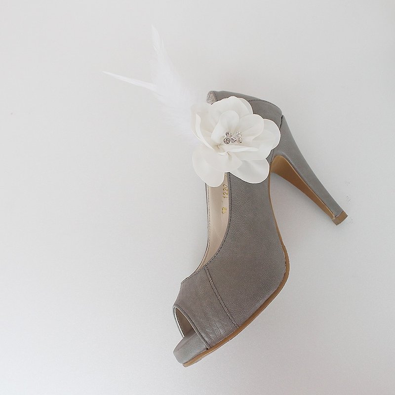 Decorative Feather ivory flower Bridal Shoe Clips for Wedding Party - แผ่นรองเท้า - วัสดุอื่นๆ ขาว