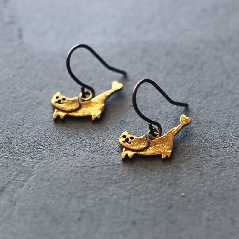 Cat with a heart-shaped tail | Clip-On | P570 - Earrings & Clip-ons - Other Metals Gold