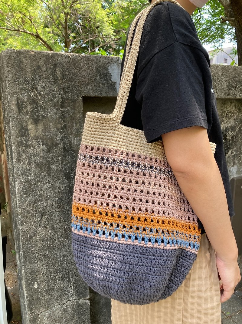 Hand-woven cotton shoulder bag with large round bottom - กระเป๋าแมสเซนเจอร์ - ผ้าฝ้าย/ผ้าลินิน หลากหลายสี