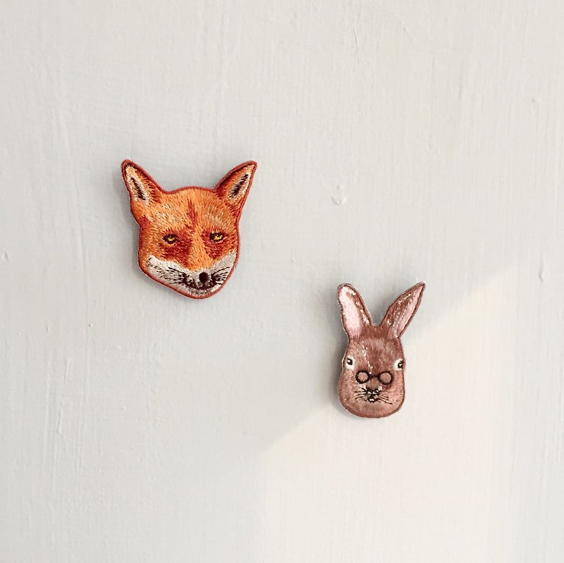 Animal embroidery pin / brooch combination - fox and rabbit pin two-piece - Brooches - Thread Multicolor